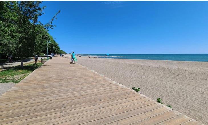 Stunning Rooms In Townhouse Across The Beach Toronto Exterior photo