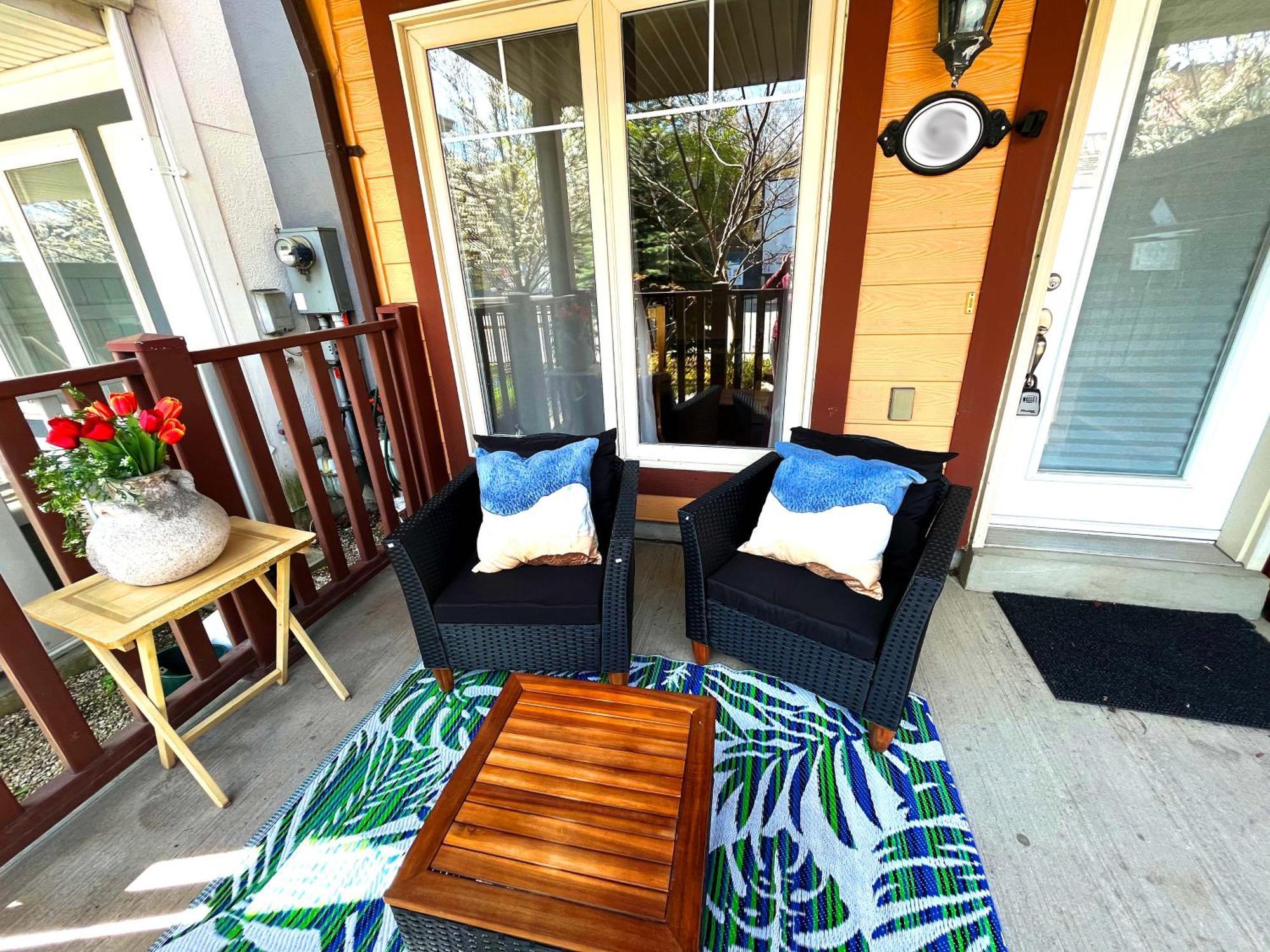 Stunning Rooms In Townhouse Across The Beach Toronto Exterior photo